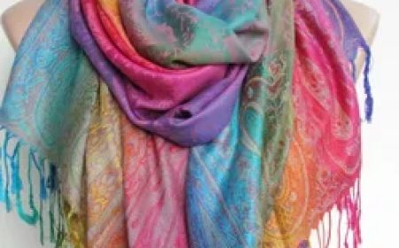 Timeless Charm and Modern Elegance of the Pashmina Scarf