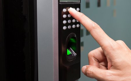Fingerprint vs Face Recognition: What’s Right for Your UAE Business in 2025?